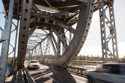 Quimera está debajo de donde termina el Puente Viejo, en Viedma.