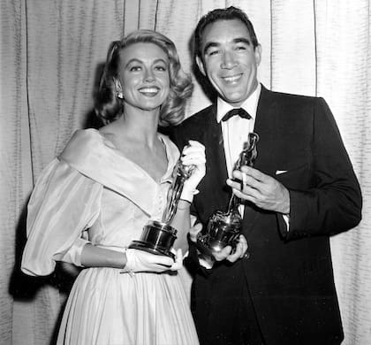 Quinn ganó en 1957 su segundo Oscar como actor de reparto por Sed de vivir; aquí, junto a Dorothy Malone, mejor actriz de reparto ese mismo año