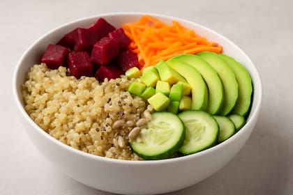 Quinoa bol con vegetales, palta y semillas