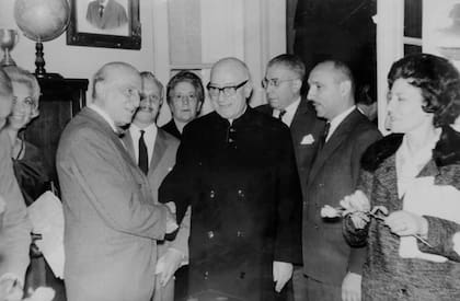 Quinquela Martín (izq), en un acto en la escuela