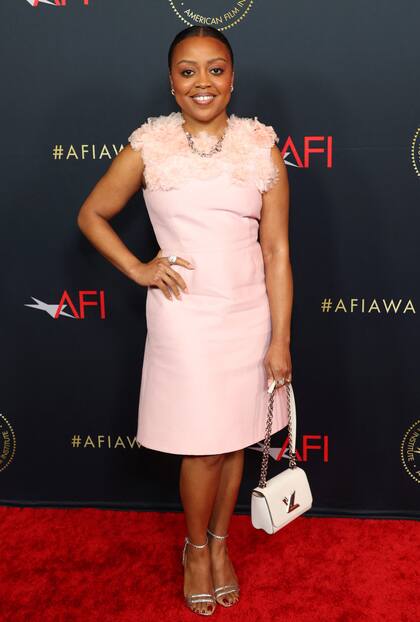 Quinta Brunson optó por un vestido corto en tono rosa pétalo y con detalles en hombros y pechera de Louis Vuitton