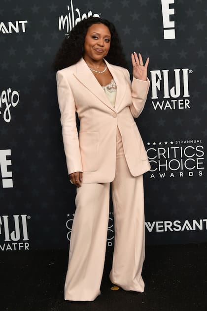 Quinta Brunson, otra de las estrellas de Hollywood que optó por un traje, aunque ella lo hizo en color rosa pálido y lo completó con un top lencero