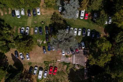 Hay mas de 50 autos entre los árboles del predio donde pasó su prisión domiciliario Carlos Saúl Menem.