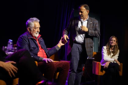 Quintela, con Alberto Rodríguez Saá y Victoria Tolosa Paz, en la presentación del libro "Conocer a Perón", en 2024