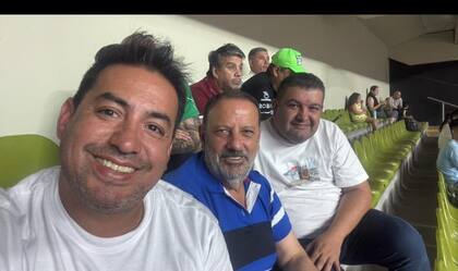 Quintela regresó de las vacaciones y fue a ver vóley en el Súper Domo riojano.