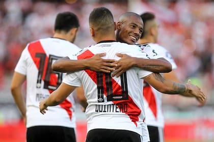 El nuevo 10, abrazado por De la Cruz, después del golazo del colombiano a San Martín, el domingo pasado.