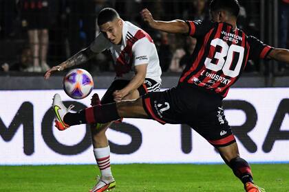Quintero, en acción ante Patronato; dio la asistencia para el gol de Borja