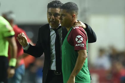 Juanfer Quintero, el "hijo" de Gallardo que no quiere Gustavo Costas, su "otro padre", que le saquen de Racing