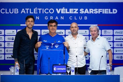 Quinteros, en el día de la presentación en Liniers; se siente identificado con el gusto futbolístico de los hinchas del Fortín.