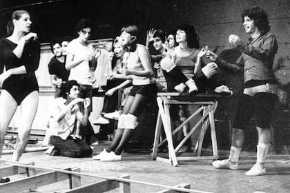 Quique Quintanilla junto a sus compañeros de elenco de Godspell, en 1974