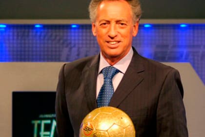 Quique Wolff, con una pelota, en el clásico programa "Simplemente, fútbol"