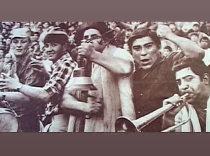 Quique, con la campana, junto a la hinchada de Boca