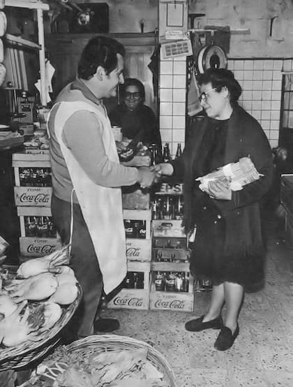 Quique en su carnicería, cerca del estadio