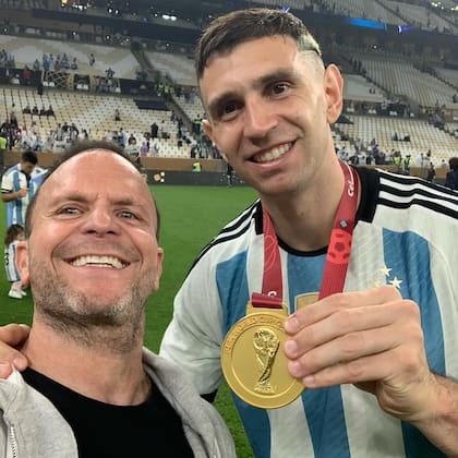 Quique Felman con Dibu Martínez el día que la selección argentina se quedó con la Copa del Mundo