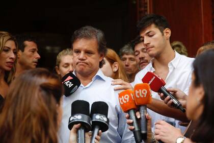 Quique junto al hijo mayor de Débora durante el sepelio de la periodista