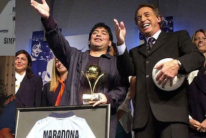 Quique Wolff siempre estuvo cerca de las grandes figuras del fútbol; aquí, junto con Diego Maradona