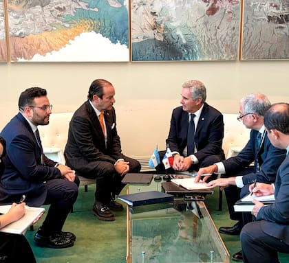 Quirno junto al canciller de Panamá, Javier Martínez-Acha Vásquez