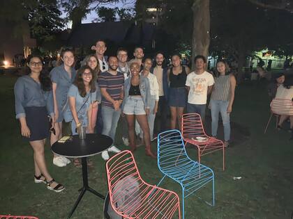 Quiroga Barrera junto a sus compañeros de clase durante una de las primeras noches de la maestría