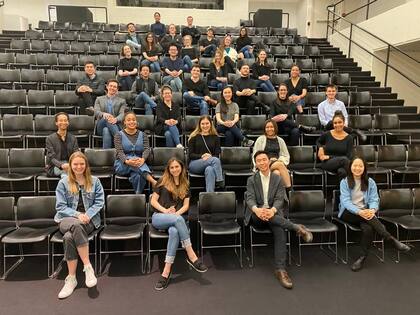 Quiroga Barrera junto a sus compañeros de la maestría en el Piper Auditorium del Graduate School of Design de Harvard