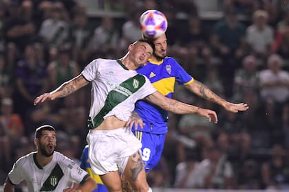 Quirós y Benedetto en el juego aéreo de Banfield y Boca; el Taladro se impuso por arriba