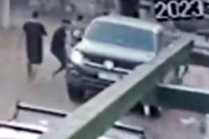 Ladrones iban a robar una camioneta, pero los vecinos los detuvieron y los golpearon ferozmente