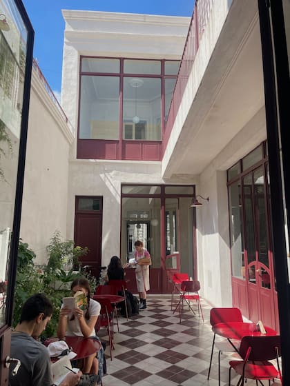 “Quisimos generar algo nuevo para el barrio. Si venís a pasear desde otros lados, comés algo rico, ves cosas lindas y tenés la posibilidad de entrar a una casa histórica”