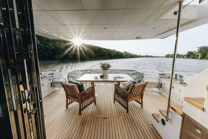 "Quisimos que la embarcación tuviese conexión directa con el exterior y que este espacio funcione a modo de galería". La puerta que separa el exterior del interior es panelable y de acero inoxidable.