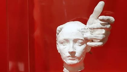 Quiso escaparse de la sombra de Rodin pero, aislada, se fue hundiendo en la oscuridad. (Escultura "Máscara de Camille Claudel y mano izquierda de Pierre Wissant, 1895" de Rodin)