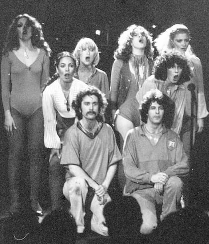 Ana María Cores junto a Quique Quitanilla, Sandra Mihanovich, Ricky Pashkus, y parte del elenco de Aquí no podemos hacerlo