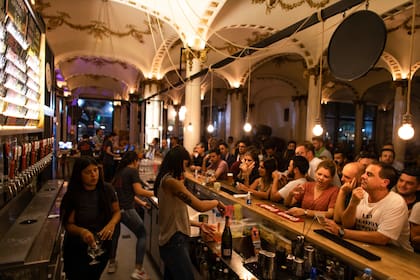 Con un marcado estilo parisino, este es el bar Rabieta, en el hipodromo
