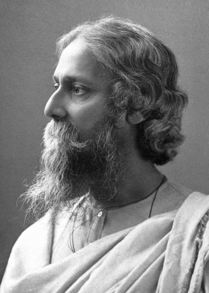 Rabindranath Tagore: poeta, dramaturgo, novelista y filósofo pacifista en tiempos de guerra; escribió en bengalí e inglés y su obra fue ampliamente difundida en la Argentina