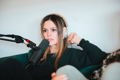 Rachel Bilson, reconocida por su trabajo en la serie The O.C., es la conductora del podcast Broad Ideas