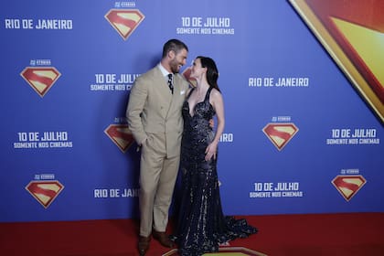 Rachel Brosnahan tuvo un regreso triunfal a la alfombra roja: la actriz que le da vida a Lois Lane en la nueva entrega de Superman posó con David Corenswet, el protagonista del film, durante la premiere que se realizó en el Cine Odeon de Río de Janeiro. La actriz lució un vestido azul de Zuhair Murad Couture