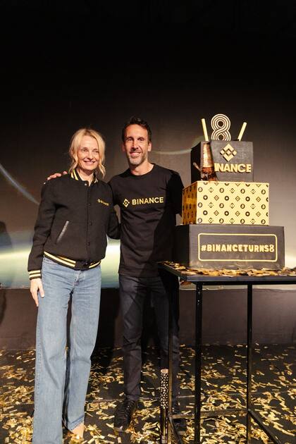 Rachel Conlan junto con Andrés Ondarea, director general de Binance Argentina. Crédito: Binance.