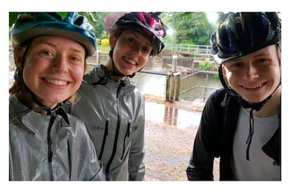 Rachel, Isobel y Andrew Jobson en una selfie previo al incidente con el rayo