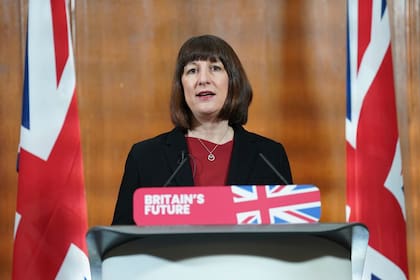 Rachel Reeves, ministra de Hacienda en la sombra, habla durante una conferencia de prensa sobre el estado de la economía de Reino Unido, en Westminster, en el centro de Londres, el jueves 15 de febrero de 2024.