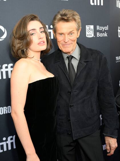 Rachel Sennott y Willem Dafoe sonrieron para los fotógrafos en el marco del estreno de Saturday Night durante el Festival Internacional de Cine de Toronto. Mientras que ella optó por un vestido strapless de terciopelo negro, él combinó pantalón de vestir negro, con camisa y corbata en distintos tonos de gris y saco de gamuza