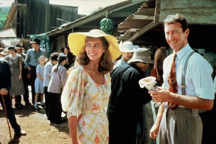 Rachel Ward y Bryan Brown durante el rodaje de la miniserie El pájaro canta hasta morir