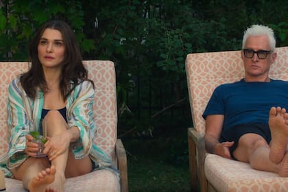 Rachel Weisz y John Slattery en una escena de la miniserie