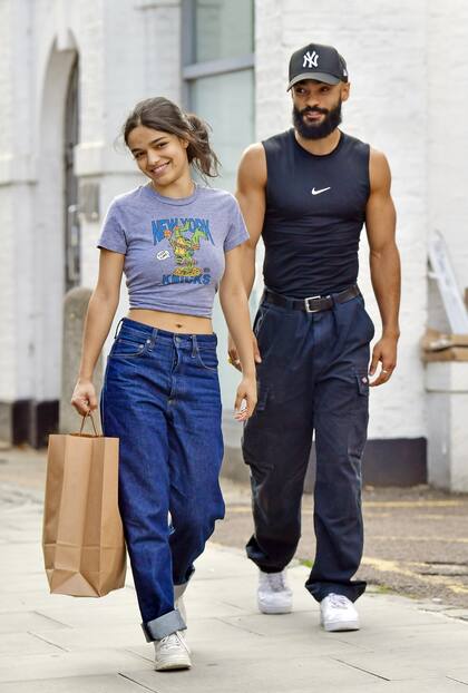 Rachel Zegler fue vista comprando ropa de segunda mano en un negocio de Save the Children junto a su novio Nathan Louis-Fernand en Londres. La actriz de 24 años, que generó controversia durante el estreno de Snow White por hablar en contra de su coprotagonista y sobre la difícil situación de los niños hambrientos en Gaza, lució un atuendo casual mientras recorría la tienda benéfica.