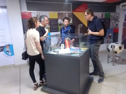 Rachlin (segundo de la der.) con Gustavo Farías (segundo de la izq.) en el museo del estadio