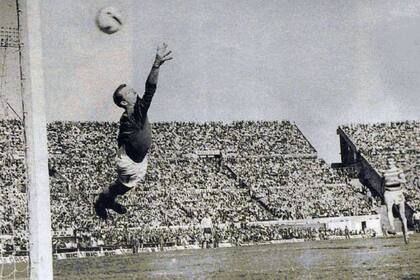 John Fallon, arquero de Celtic, se estira pero no llega a desviar el bombazo del Chango Cárdenas que le dio a la Academia la Copa Intercontinental en el tercer partido jugado en Montevideo 