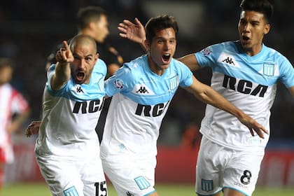Augusto Solari festeja su gol junto con Pol Fernández y Lisandro López
