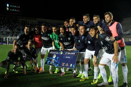 Racing festeja su clasificación a cuartos de final
