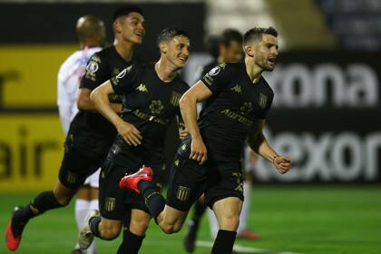 Racing se llevó un triunfo vital ante el conjunto peruano de Alianza Lima para avanzar a los octavos de final