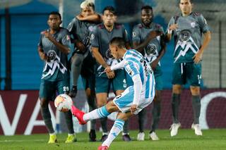 Racing ganó con un golazo de Rojas, pero falló un penal y terminó segundo