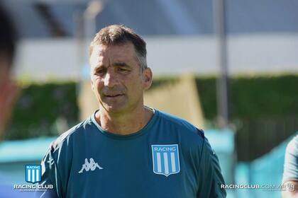 La primera imagen de Juan Pizzi como entrenador de Racing: asumió este jueves a la mañana.