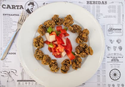 Ración de ortiguillas listas para degustar en la taberna El Tío de la Tiza.