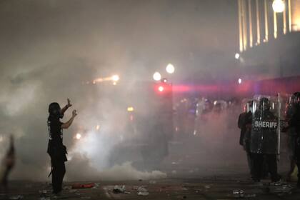 El domingo pasado un oficial blanco baleó por la espalda a un hombre negro y desató de nuevo las marchas en el país