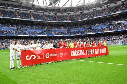 "Racistas, fuera del fútbol", la pancarta que exhibieron los jugadores de Real Madrid y Rayo Vallecano antes del partido, en apoyo a Vinicus.